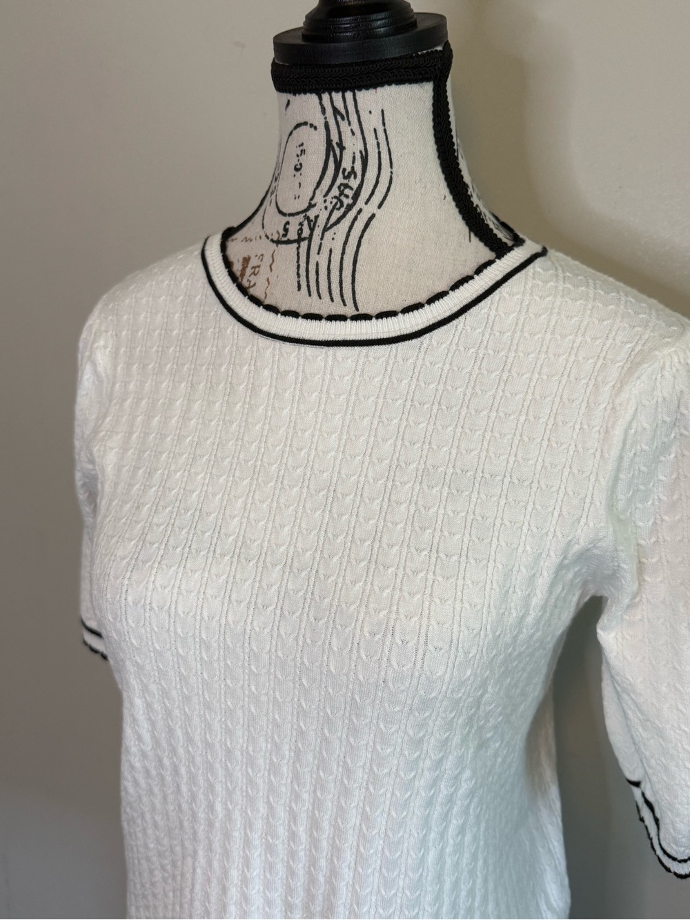 Adrianna Papell White Short Sleeve Knit Top with Black Trim Accents - Size M - Picture 5 of 10